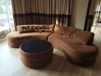 Kampinė sofa su staliuku